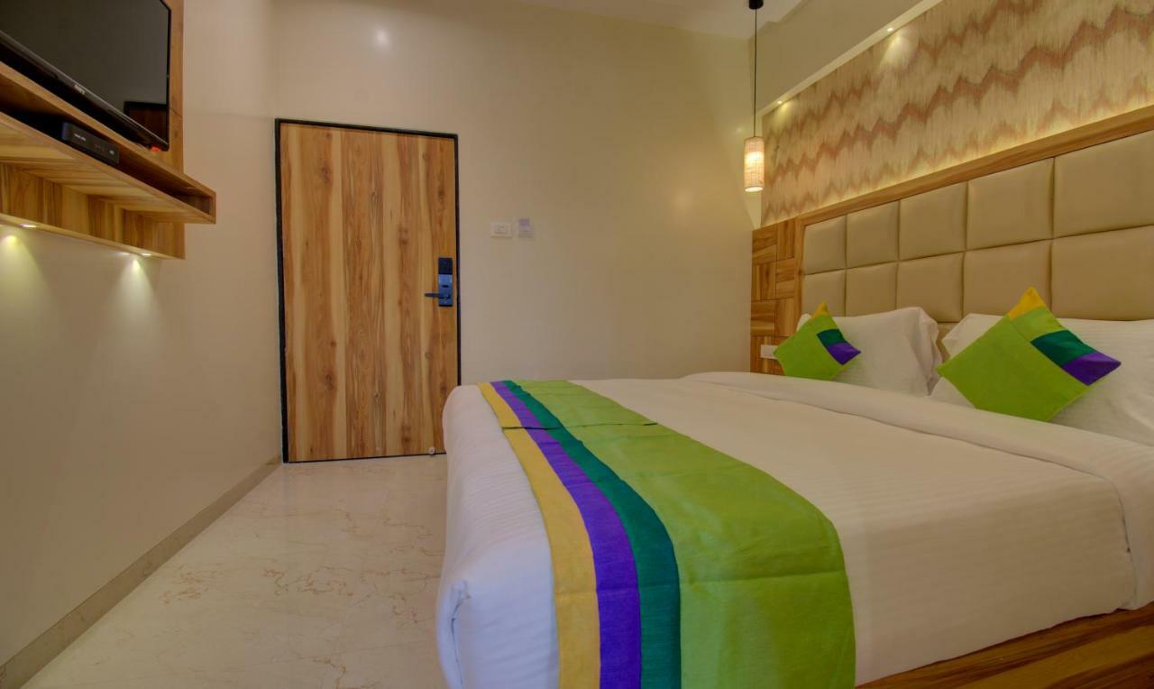 Hotel Amisha International Surat Exterior photo