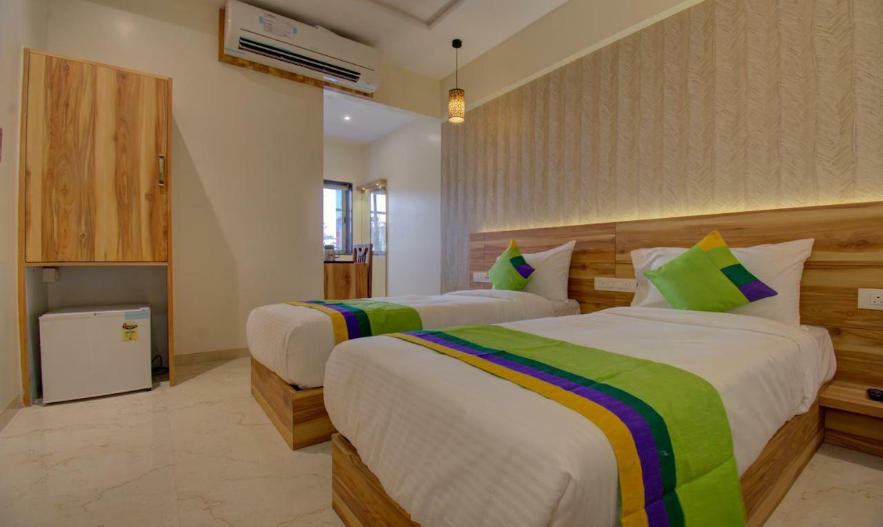 Hotel Amisha International Surat Exterior photo