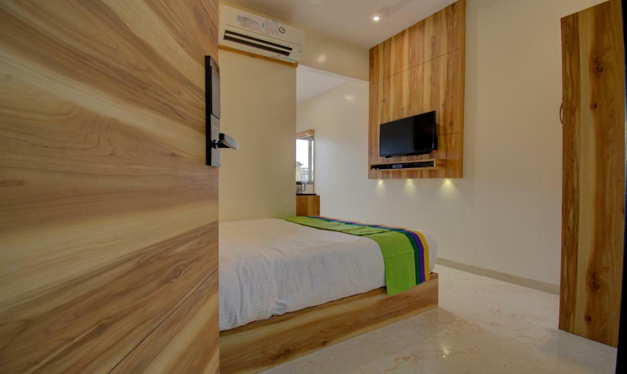 Hotel Amisha International Surat Exterior photo