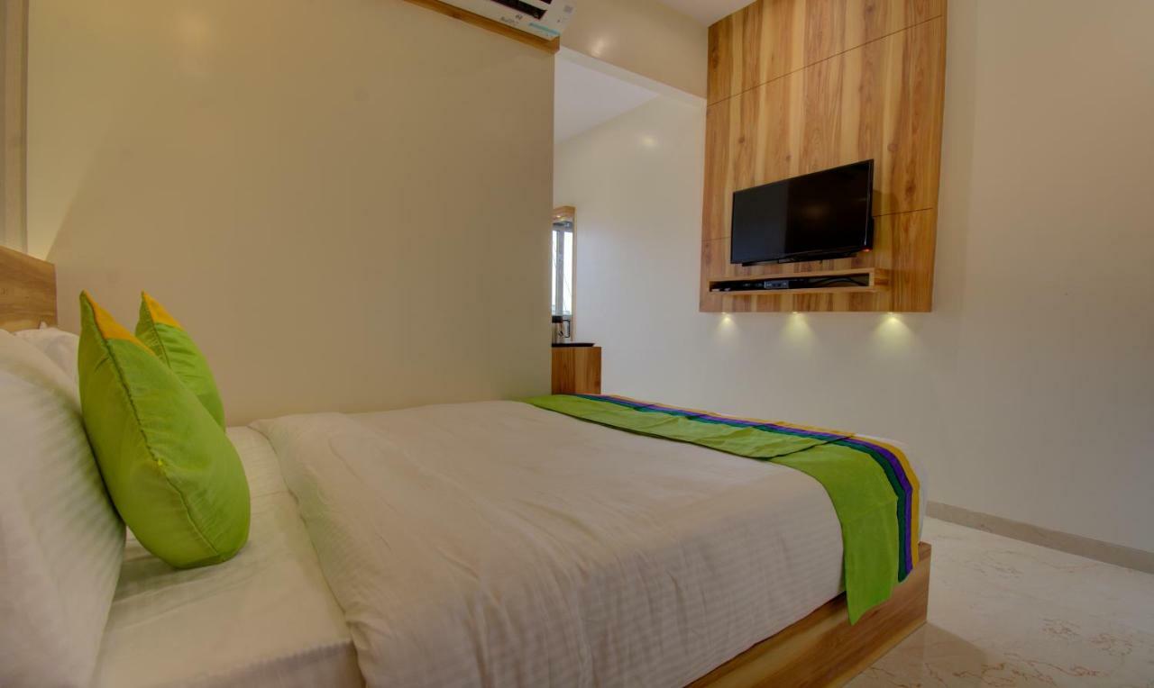 Hotel Amisha International Surat Exterior photo