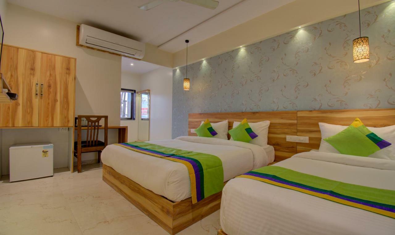 Hotel Amisha International Surat Exterior photo