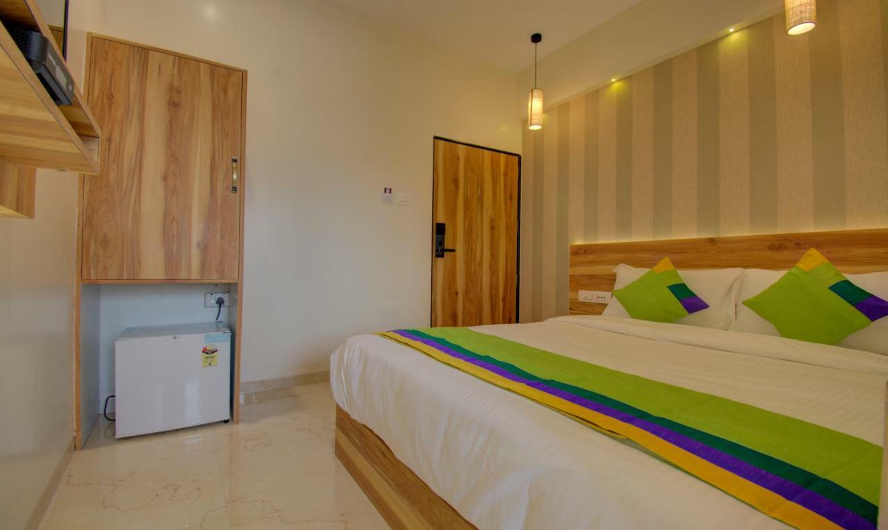 Hotel Amisha International Surat Exterior photo