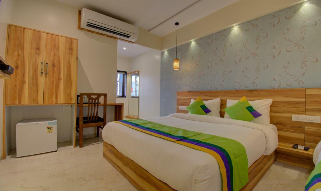 Hotel Amisha International Surat Exterior photo