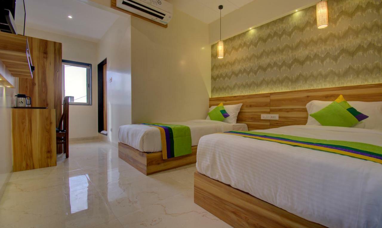 Hotel Amisha International Surat Exterior photo