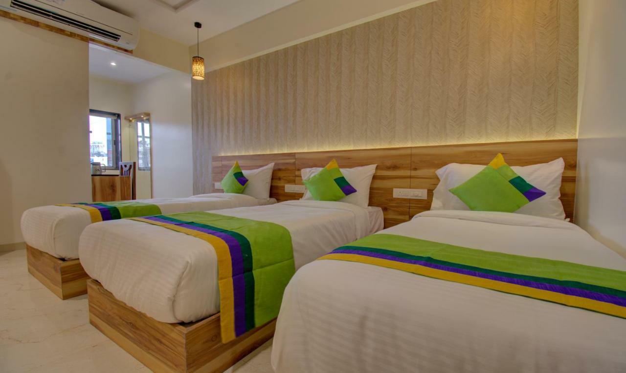 Hotel Amisha International Surat Exterior photo