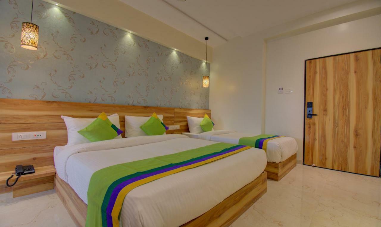 Hotel Amisha International Surat Exterior photo