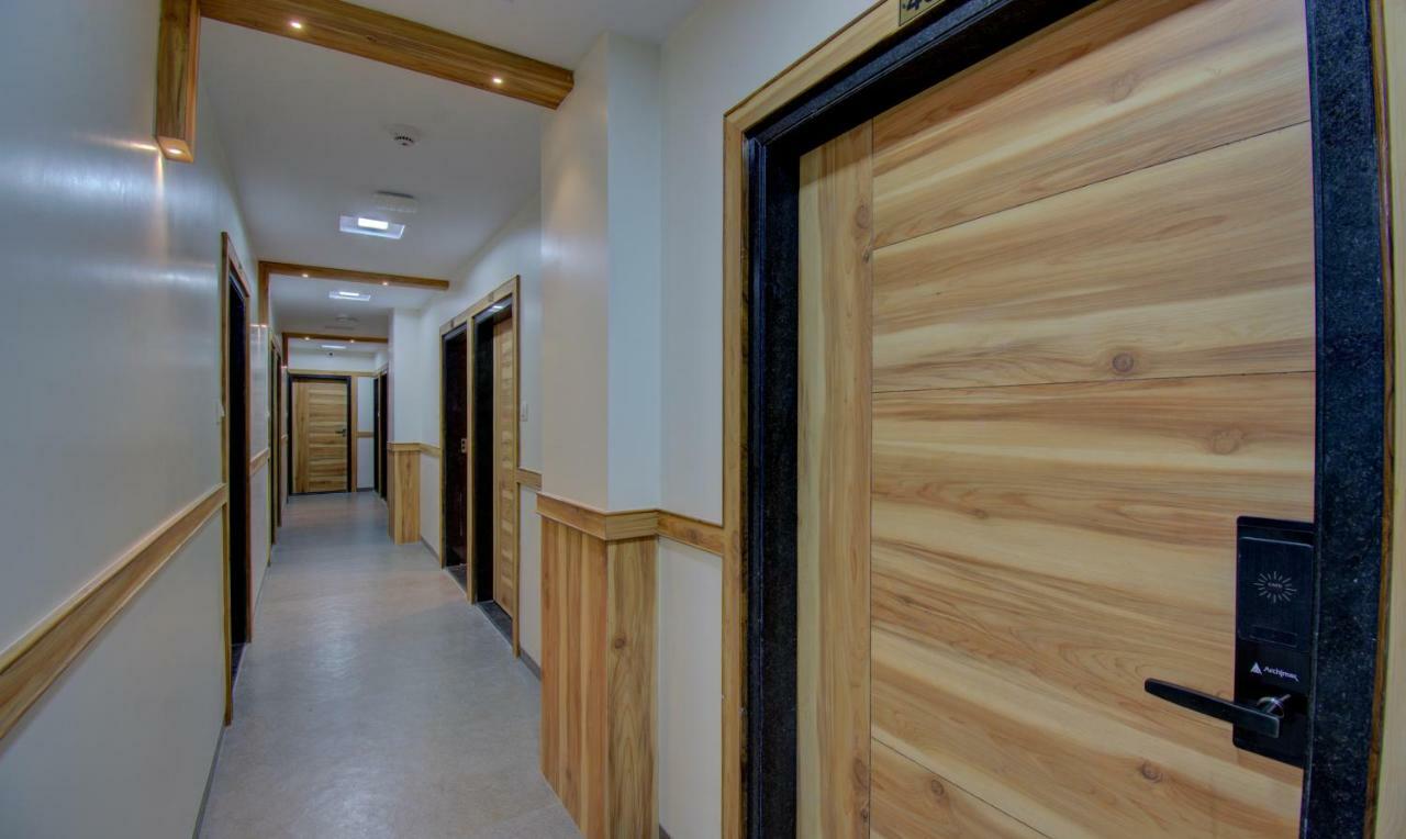 Hotel Amisha International Surat Exterior photo