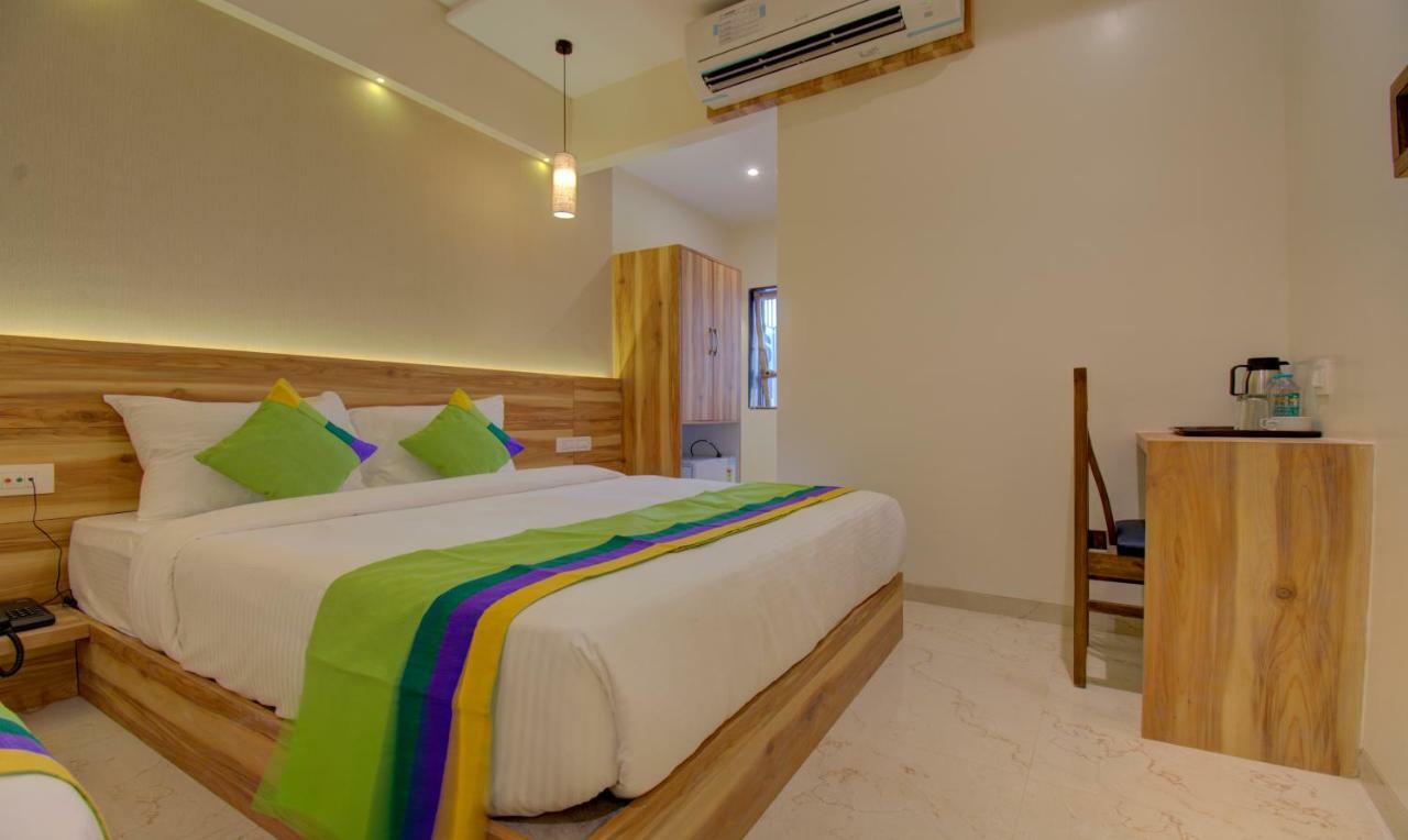 Hotel Amisha International Surat Exterior photo